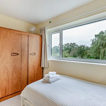 4 Bed In 49481